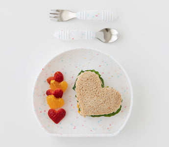 sandwich on grip plate with fruit