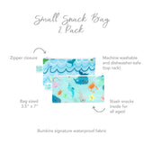 Infographic of Bumkins Small Snack Bag 2 Pack: Bumkins signature waterproof fabric, zipper closure, machine washable and dishwasher-safe.