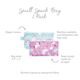 Infographic of Bumkins Small Snack Bag 2 Pack: Bumkins signature waterproof fabric, zipper closure, machine washable and dishwasher-safe.