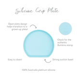 Infographic of Bumkins Silicone Grip Plate: 100% food-safe platinum silicone, strong suction base, open plate design, easy to clean.