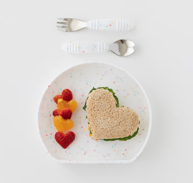sandwich on grip plate with fruit