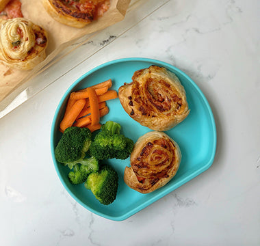 bumkins grip plate with broccoli, carrots and pizza rolls on it