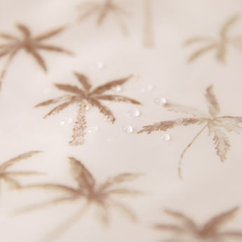 Close-up of water droplets on Bumkins The Outfit Organizer Essential 5-Piece Set: Palm Daze.