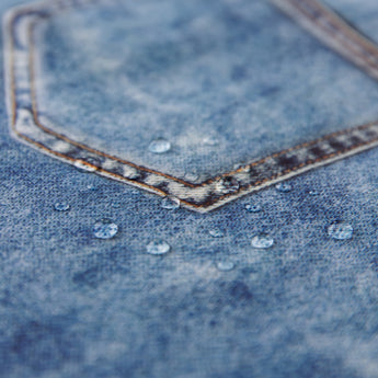 Close-up of water droplets on a Roamio by Bumkins The Commuter Deluxe 5-Piece Set: Denim On Denim.