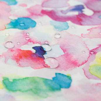 Close-up of water droplets on Bumkins Lunchbox Legends 6-Piece Set: Watercolor Pink Jelly.