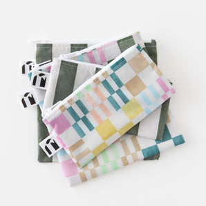 Roamio by Bumkins Snack Bag 4 Pack: Motley Club lays stacked on a white background.