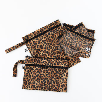 Roamio by Bumkins The Commuter Deluxe 5-Piece Set: Leopard is messily arranged on a white background.