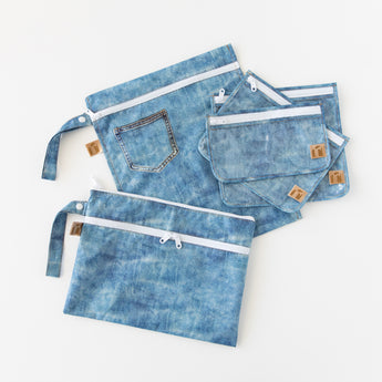 Roamio by Bumkins The Commuter Deluxe 5-Piece Set: Denim On Denim is messily arranged on a white background.
