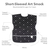 Infographic of Bumkins Short-Sleeved Art Smock: recommended for ages 3-7 years, adjustable neck and waist closure, easy-care waterproof fabric.